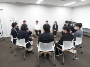 座談会の様子（円形に集まって話をする職員と学生たち）