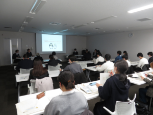 業務説明会を受ける学生たちの様子