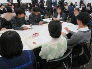 グループごとに質疑応答を行う様子