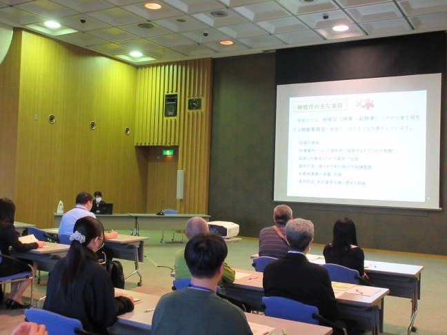 検察庁ツアーの様子（業務説明）