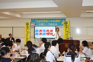 電子黒板による検討結果発表