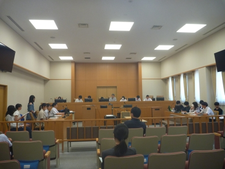 地裁法廷での模擬裁判の様子