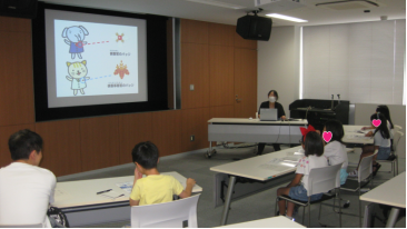 皆さん、説明を真剣に聞いています。