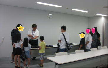 検察庁の装備品に興味津々です。