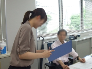 ▲業務の相談をしている様子